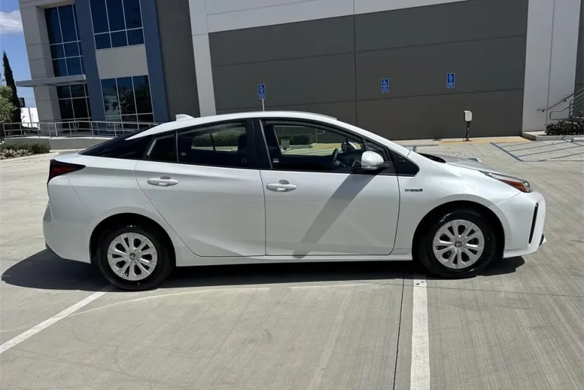2021 Toyota Prius LE photo 1