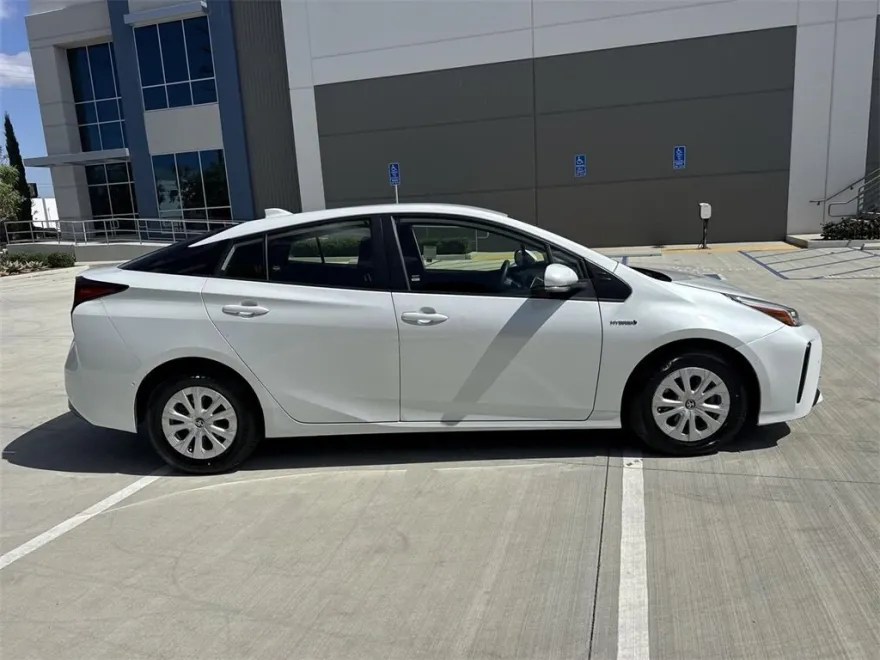 2021 Toyota Prius LE photo 1
