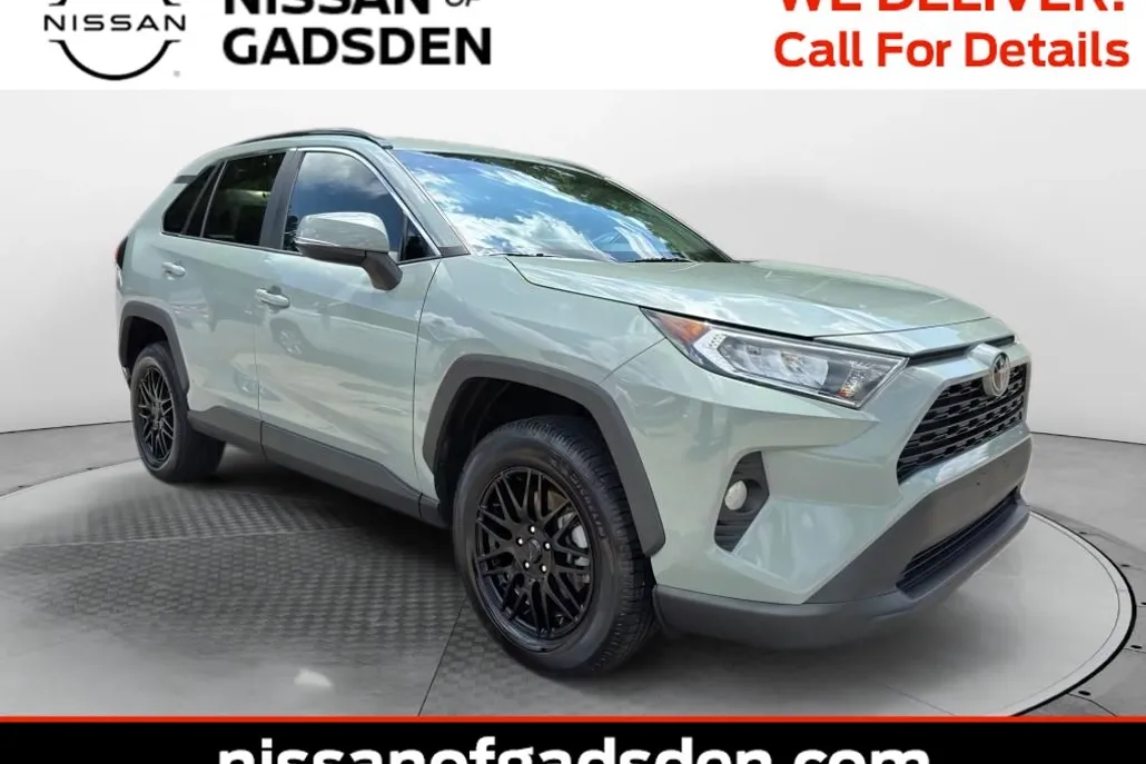 2020 Toyota RAV4 XLE photo 1