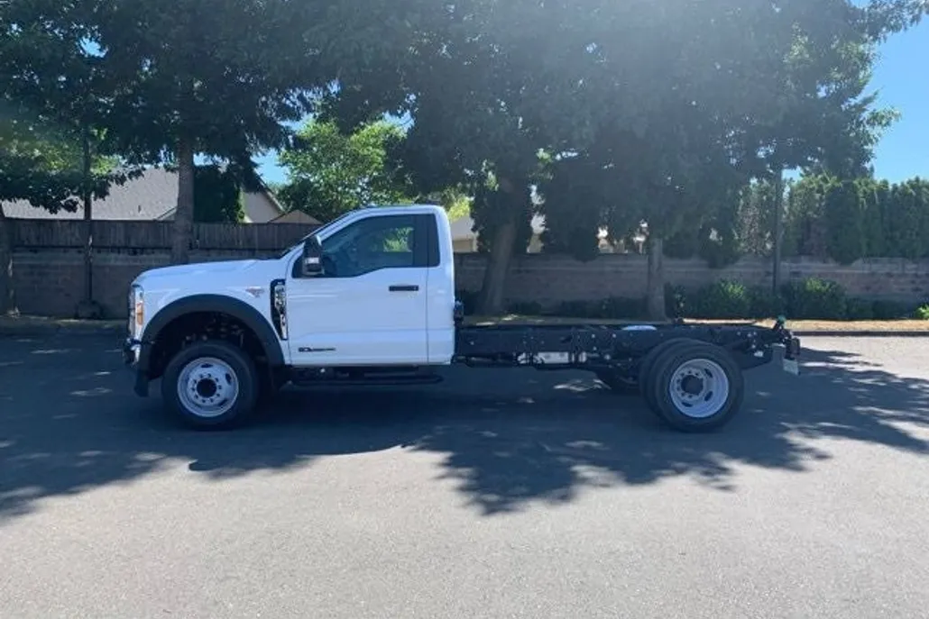 2024 Ford F-550 photo 1