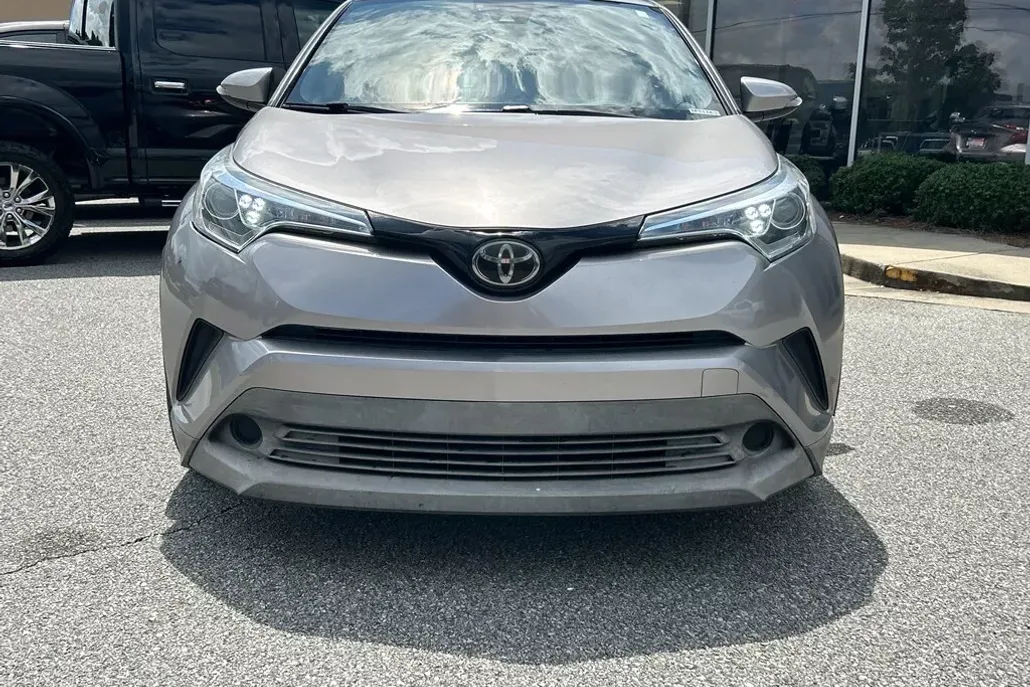 2019 Toyota C-HR LE photo 1