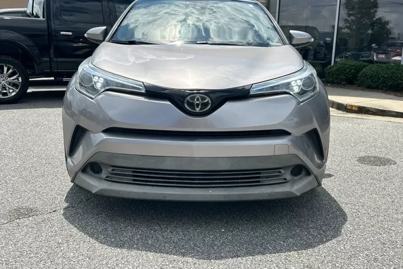 2019 Toyota C-HR LE photo 1