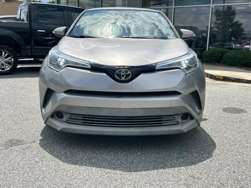 2019 Toyota C-HR LE photo 1