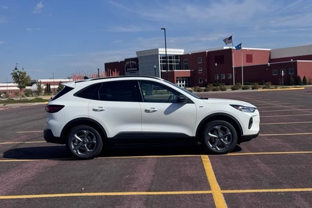 2025 Ford Escape ST-Line photo 1