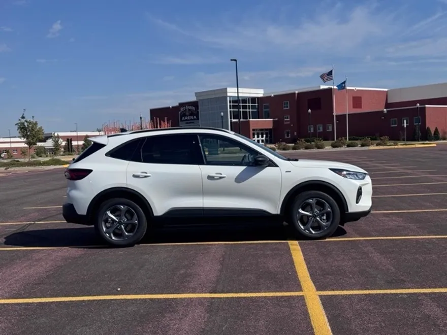 2025 Ford Escape ST-Line photo 1