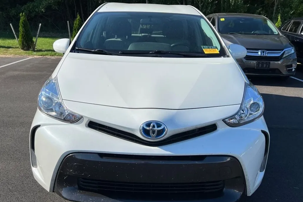 2017 Toyota Prius V Three photo 1