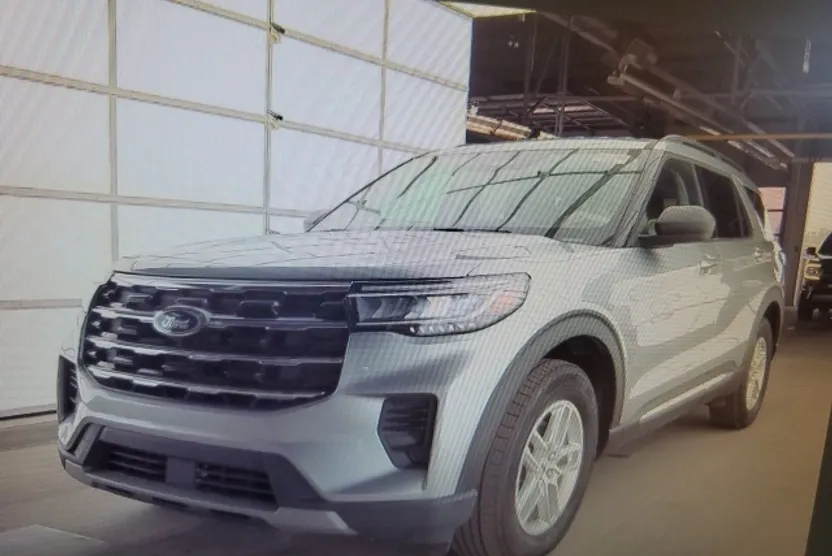 2025 Ford Explorer photo 1