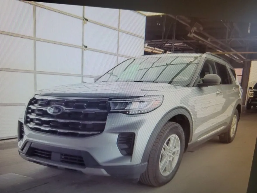 2025 Ford Explorer photo 1