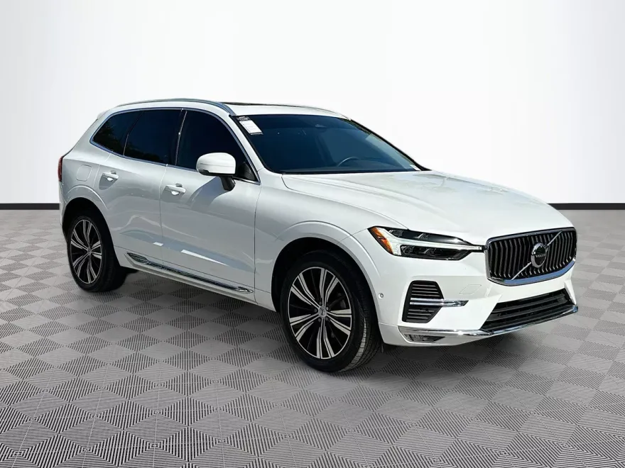 2023 Volvo XC60 Plus photo 1