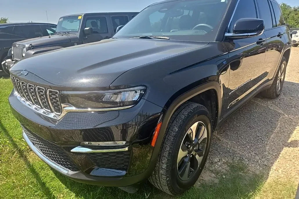 2022 Jeep Cherokee Limited 4xe photo 1