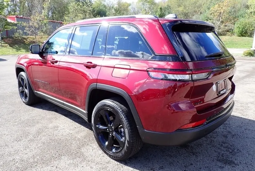 2023 Jeep Grand Cherokee Limited photo 1