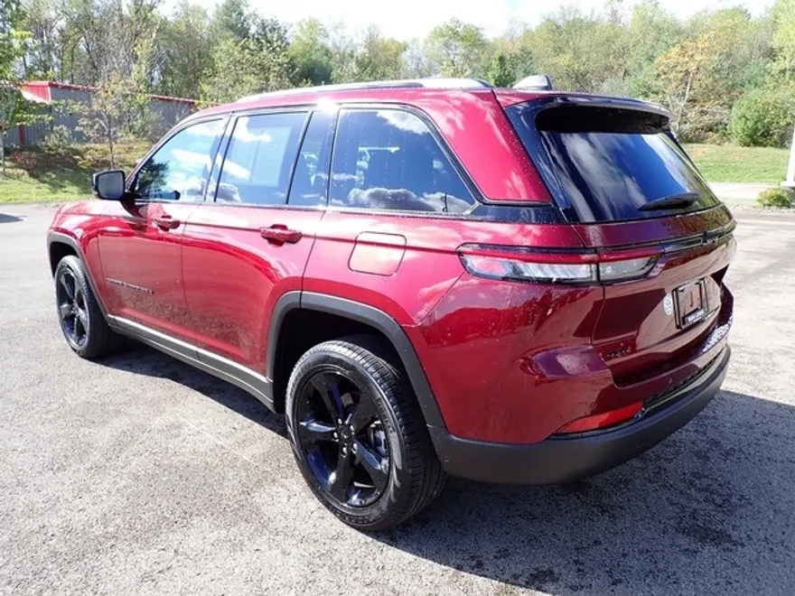 2023 Jeep Grand Cherokee Limited photo 1