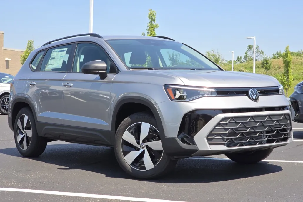 2025 Volkswagen Taos S photo 1