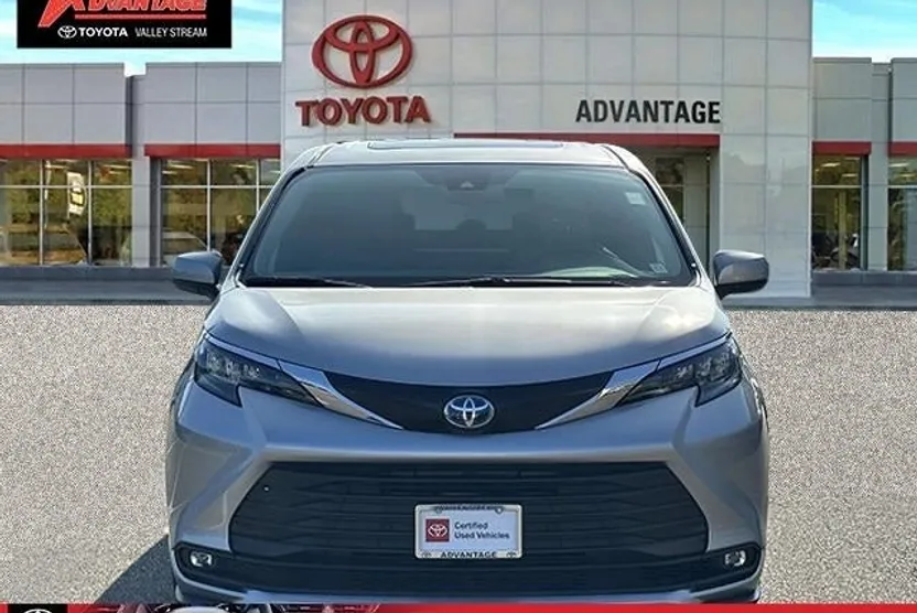 2025 Toyota Sienna XLE photo 1