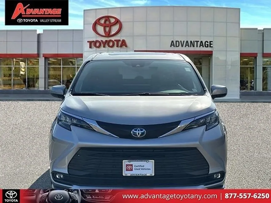 2025 Toyota Sienna XLE photo 1