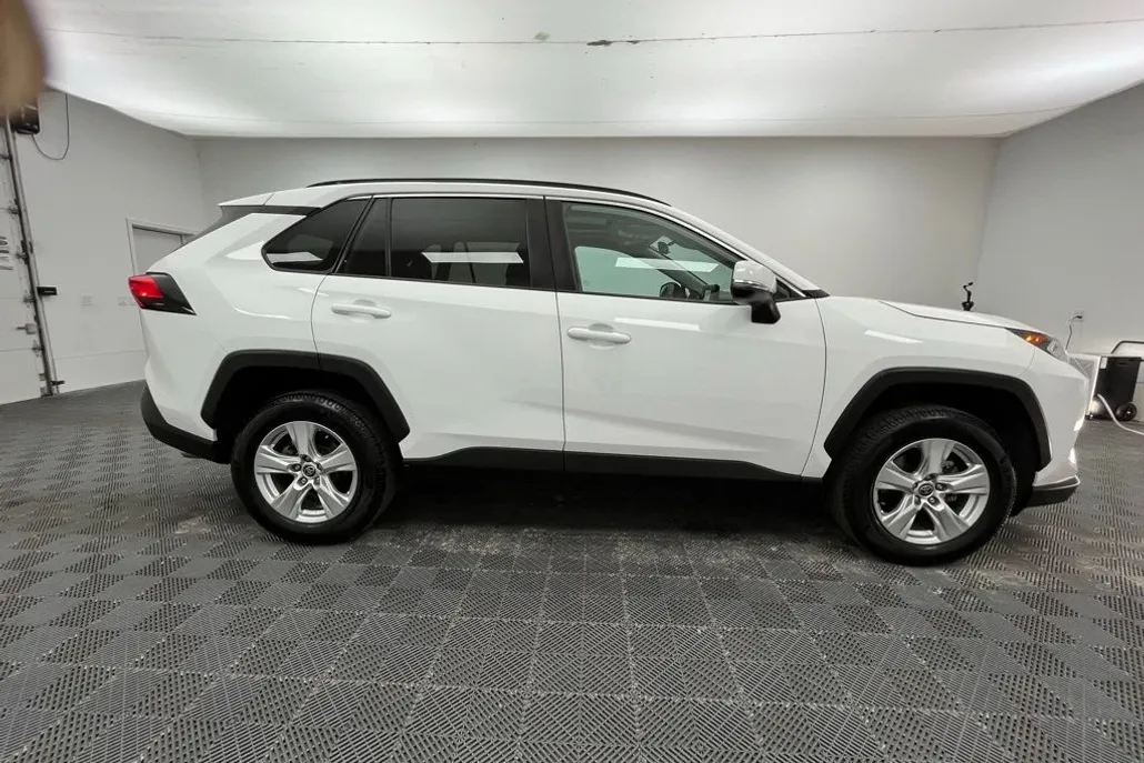 2021 Toyota RAV4 XLE photo 1
