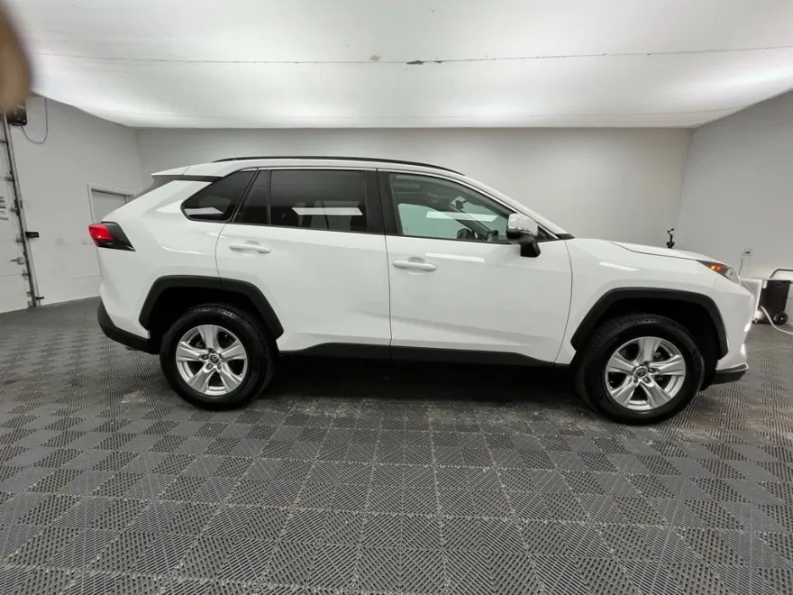 2021 Toyota RAV4 XLE photo 1