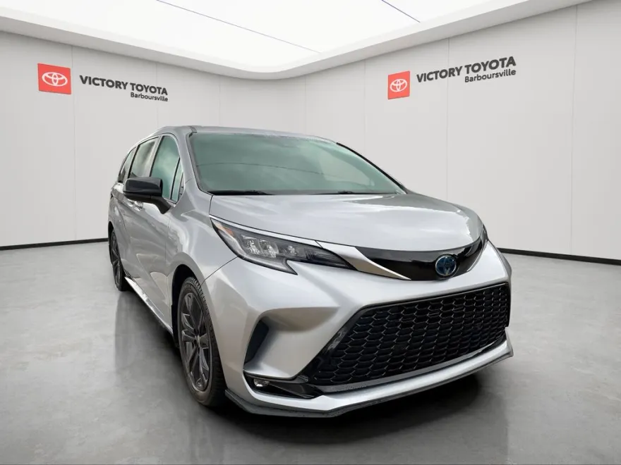 2023 Toyota Sienna XSE photo 1