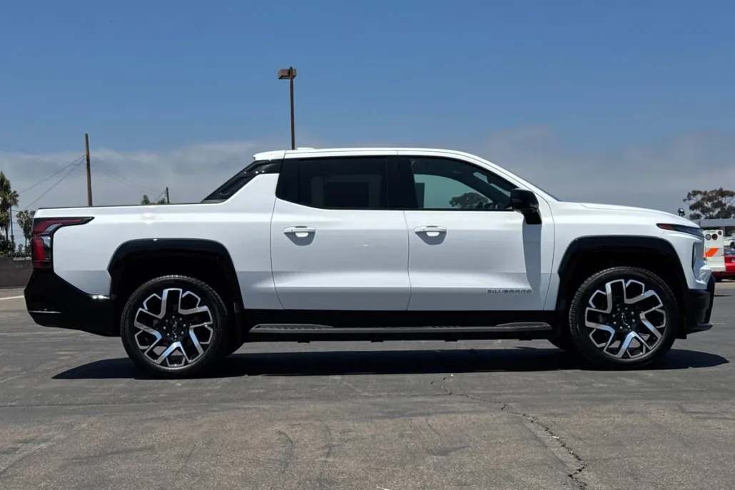 2025 Chevrolet Silverado EV RST photo 1