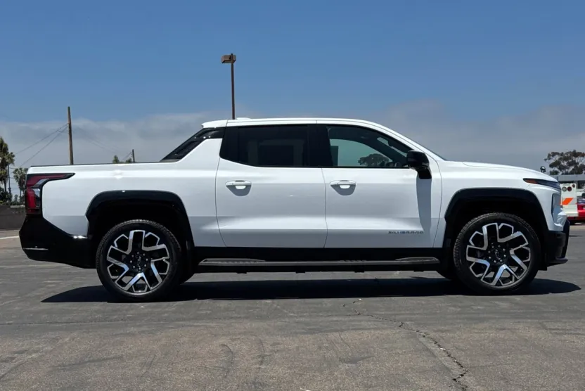 2025 Chevrolet Silverado EV RST photo 1