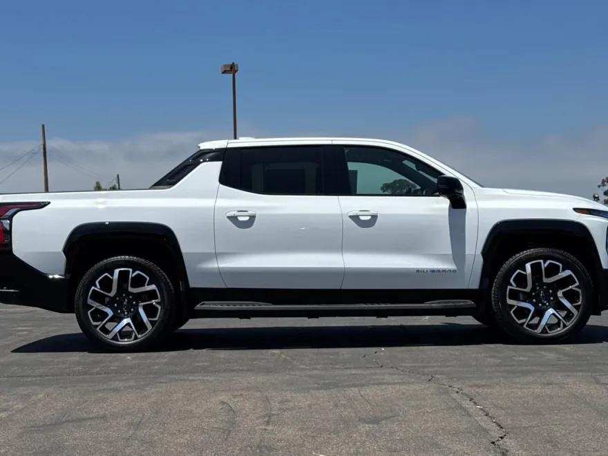 2025 Chevrolet Silverado EV RST photo 1