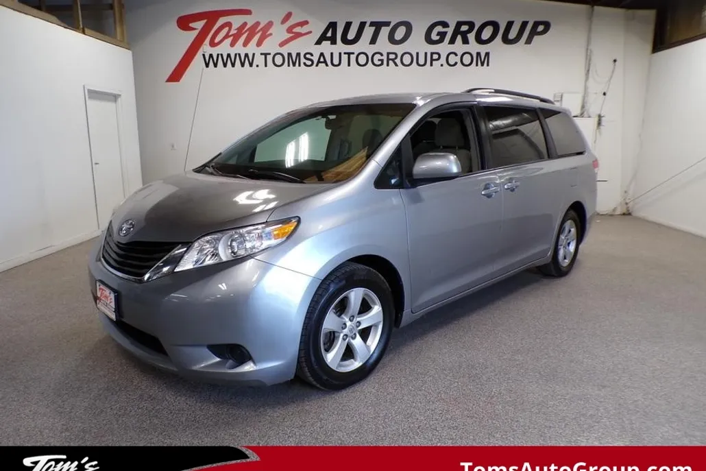 2011 Toyota Sienna LE photo 1
