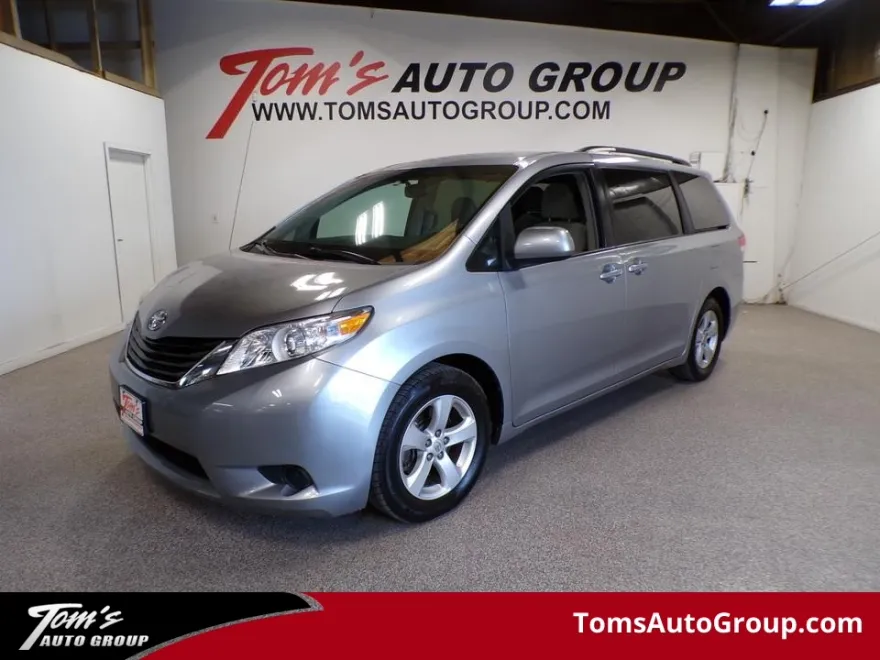 2011 Toyota Sienna LE photo 1