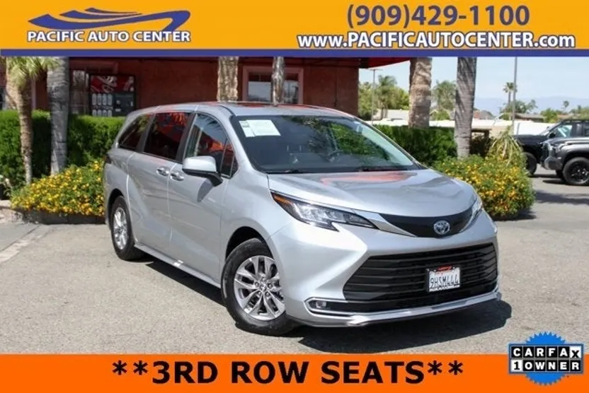 2023 Toyota Sienna XLE photo 1