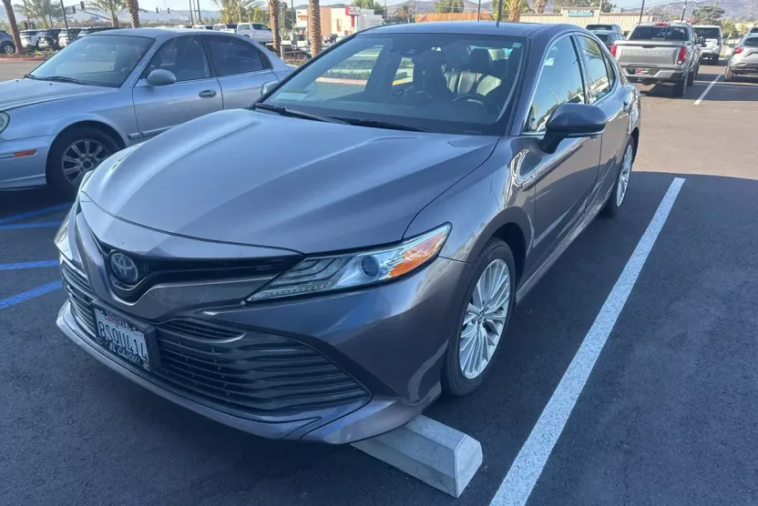 2020 Toyota Camry Hybrid XLE photo 1