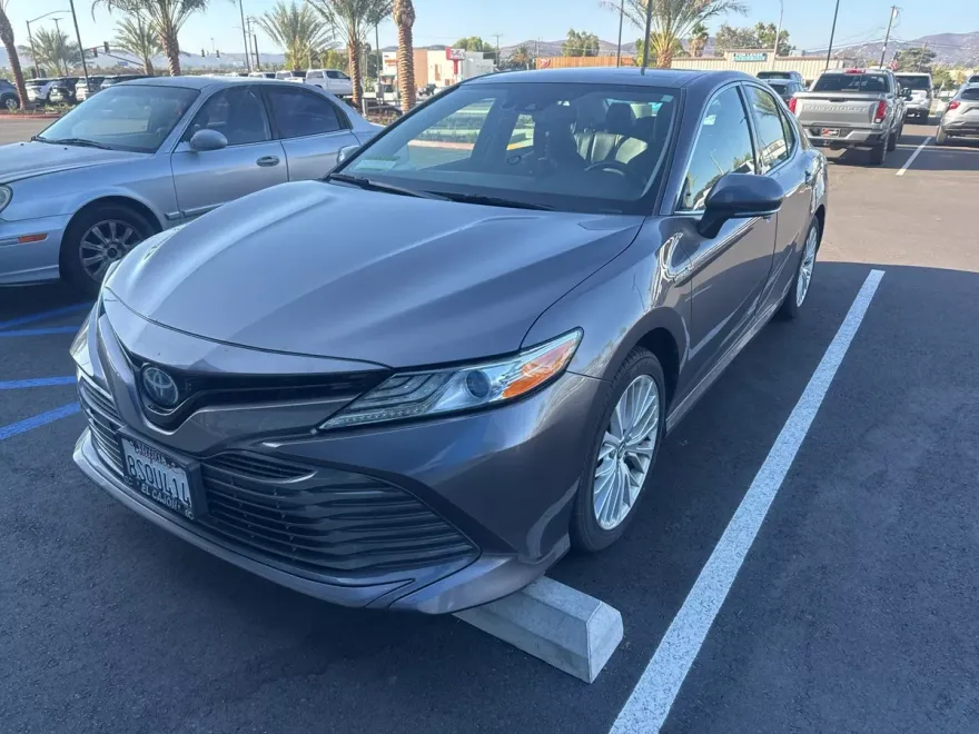 2020 Toyota Camry Hybrid XLE photo 1