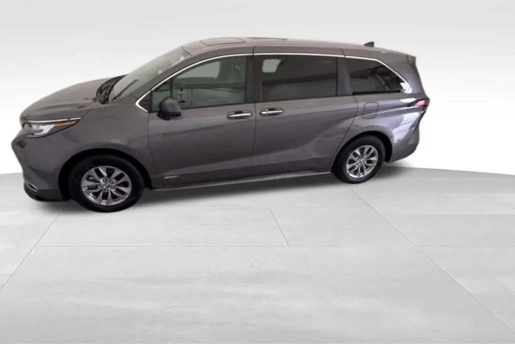 2021 Toyota Sienna XLE photo 1