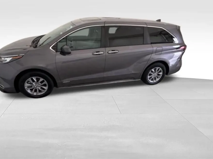 2021 Toyota Sienna XLE photo 1