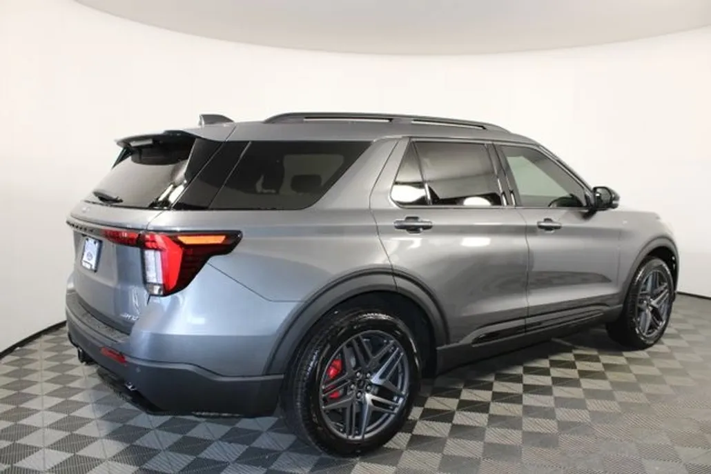 2025 Ford Explorer ST-Line photo 1