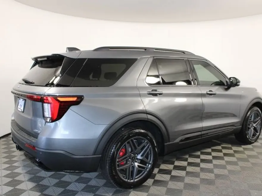 2025 Ford Explorer ST-Line photo 1