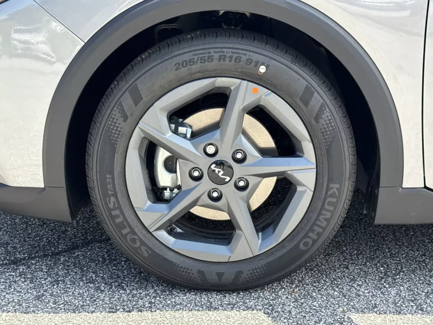 2025 Kia K4 LXS photo 1