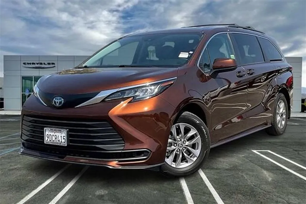 2022 Toyota Sienna LE Hybrid photo 1
