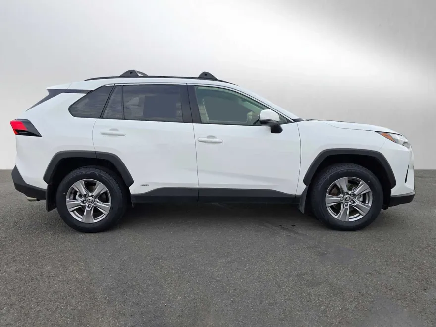 2025 Toyota RAV4 Hybrid XLE photo 1