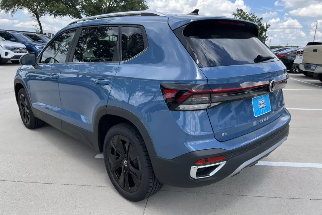 2025 Volkswagen Taos SE photo 1