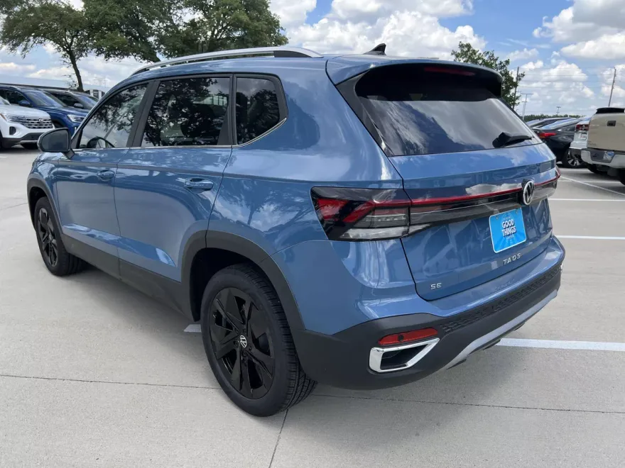 2025 Volkswagen Taos SE photo 1