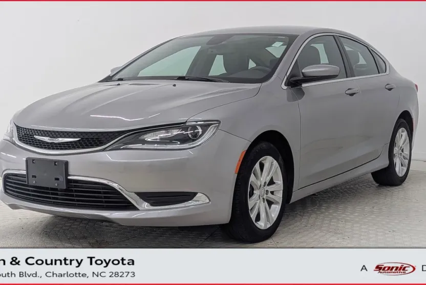 2016 Chrysler 200 Limited photo 1