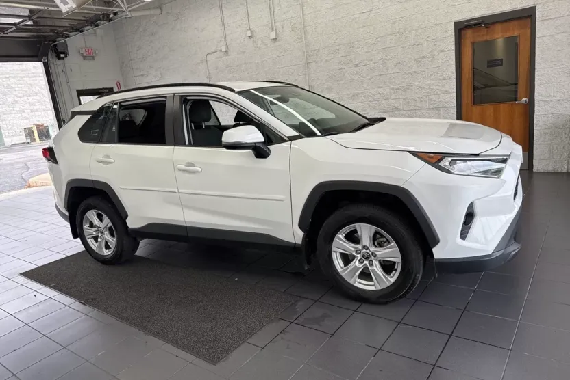 2021 Toyota RAV4 XLE photo 1
