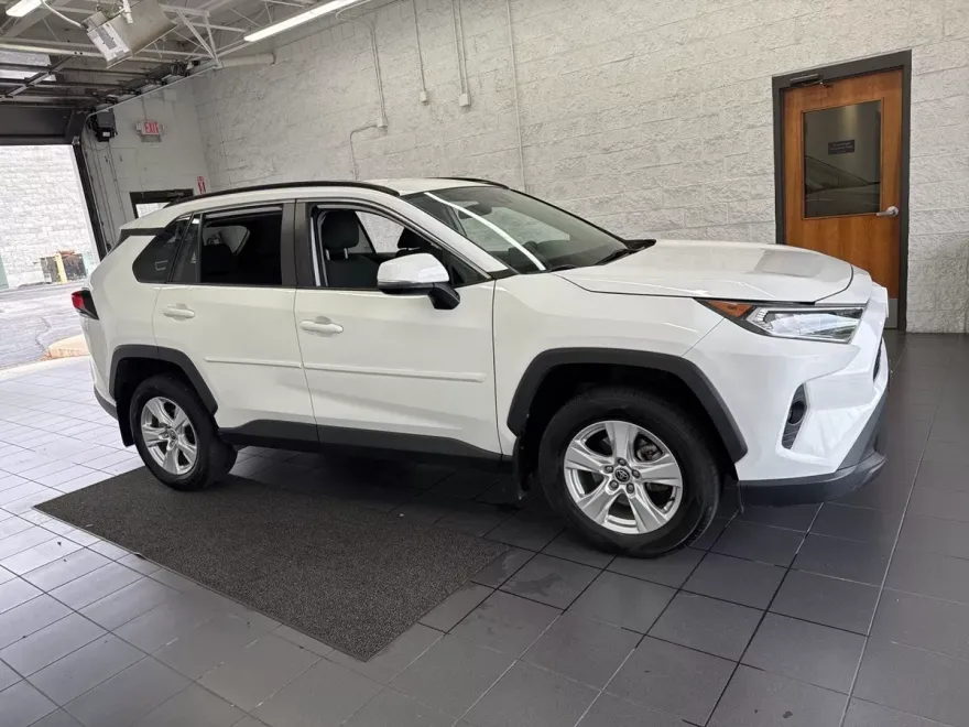 2021 Toyota RAV4 XLE photo 1