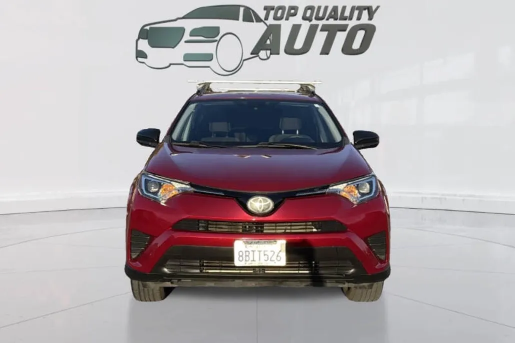 2018 Toyota RAV4 LE photo 1