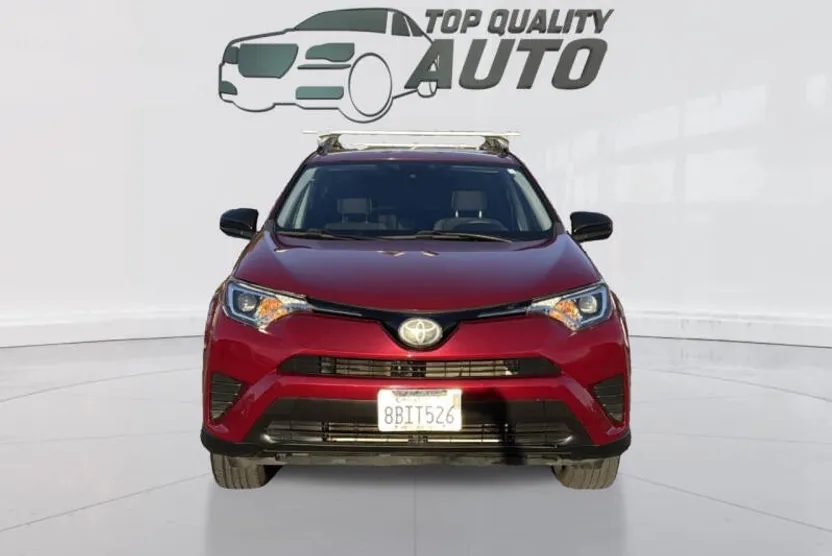 2018 Toyota RAV4 LE photo 1