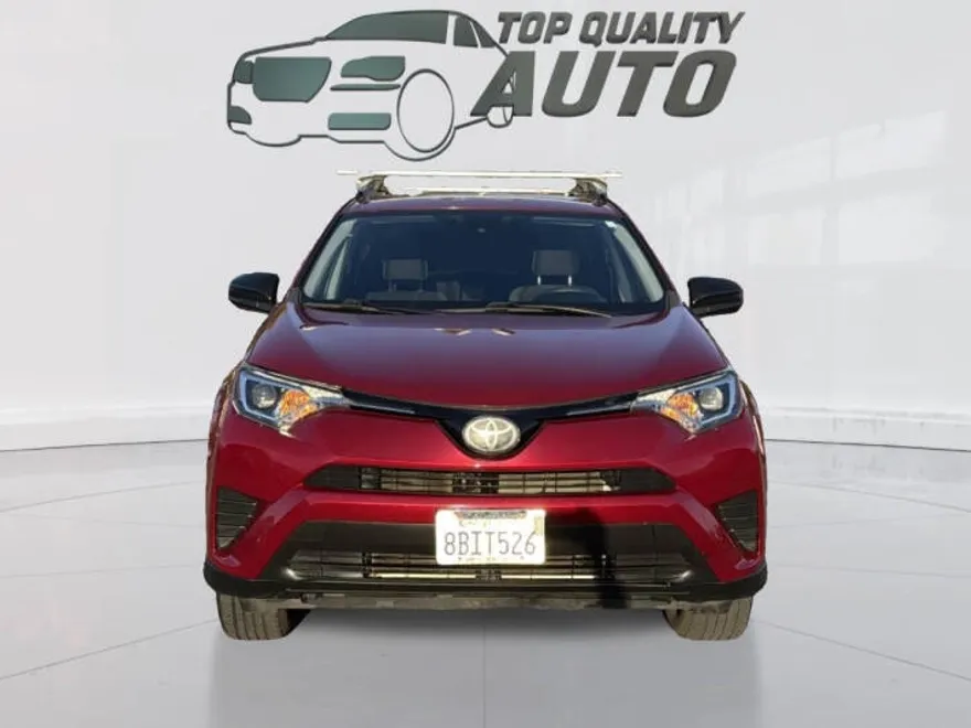 2018 Toyota RAV4 LE photo 1