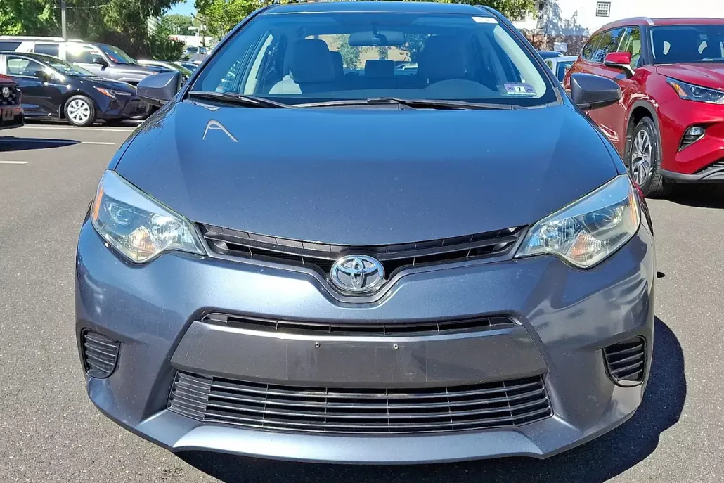 2015 Toyota Corolla LE photo 1