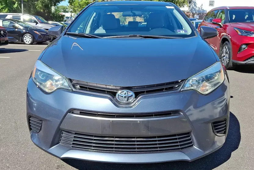 2015 Toyota Corolla LE photo 1