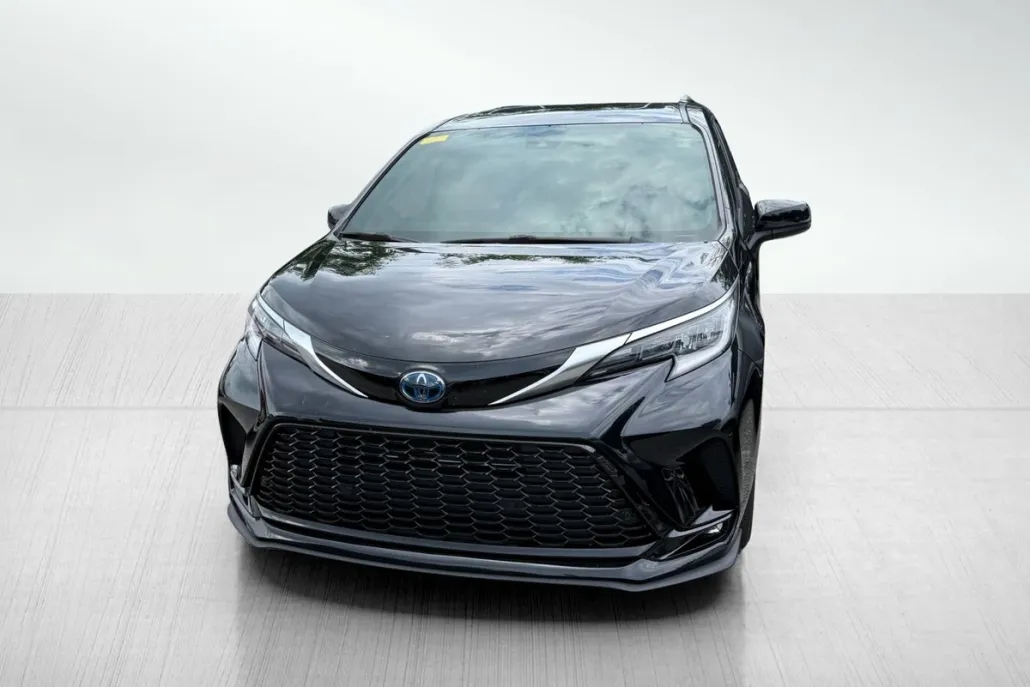 2022 Toyota Sienna XSE photo 1