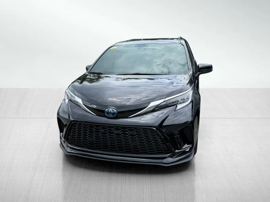 2022 Toyota Sienna XSE photo 1