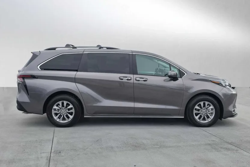 2024 Toyota Sienna XLE photo 1